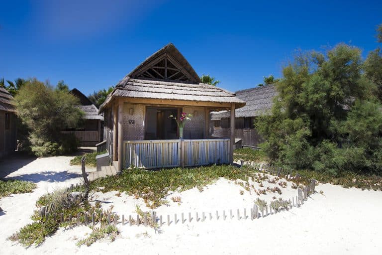 Camping Les Prairies de la Mer Tiki Hutte aan het strand 768x512