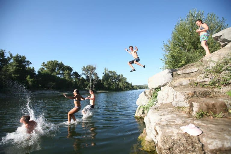 Camping La Chapoulière spelen in de rivier 768x512