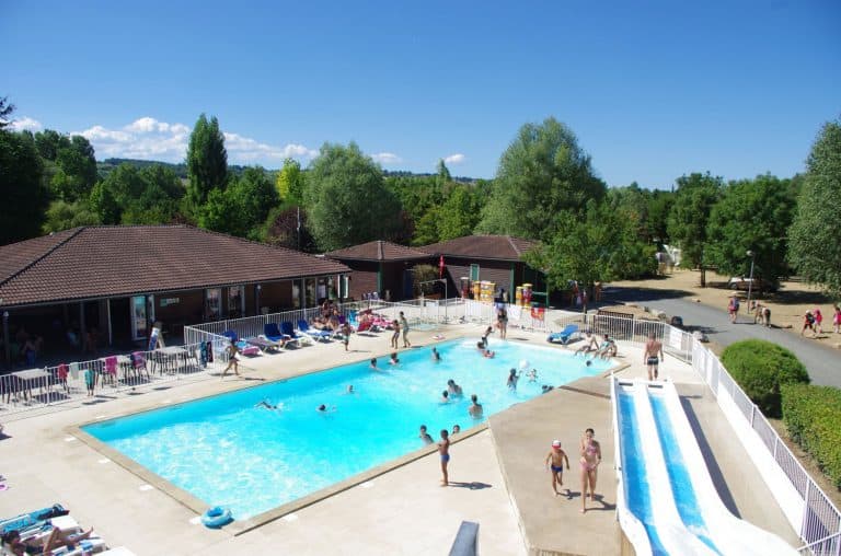 Camping Les Portes Du Beaujolais zwembad 768x508