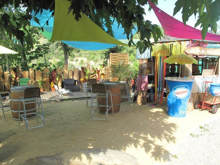 Camping Le Soleil Rouge Ardeche terrasje 768x576