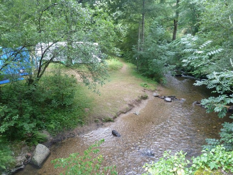 Camping Moulin De Chaules Cantal staanplaats aan rivier 768x576