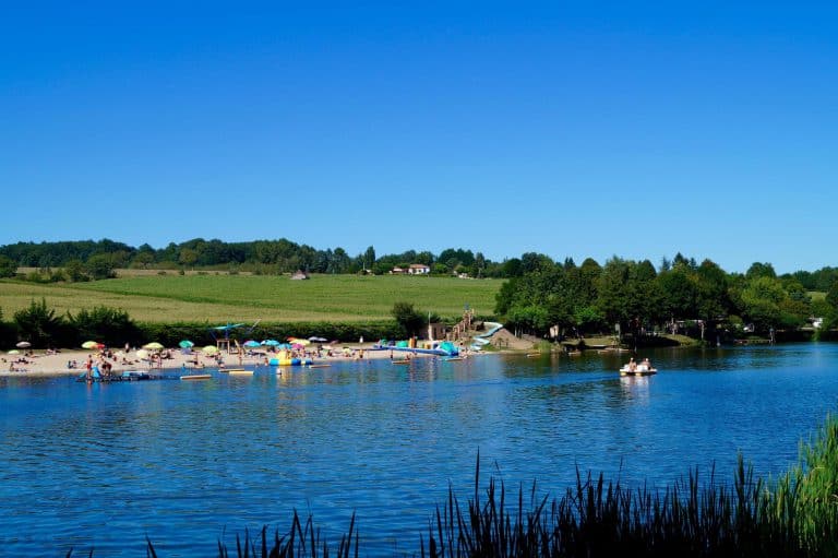 Camping du Manoire Dordogne aan een meer 768x511