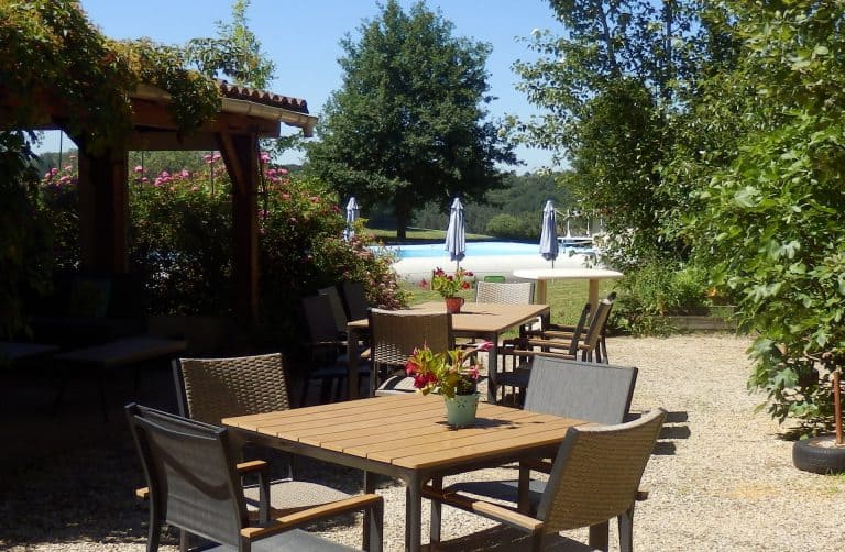 Naturistencamping Le Coteau De L herm Dordogne terras 768x502