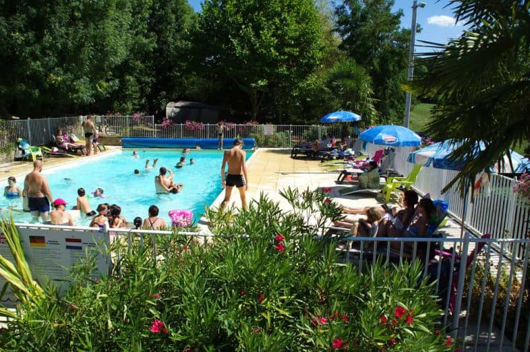 Camping Le Pigeonnier zwembad 768x511