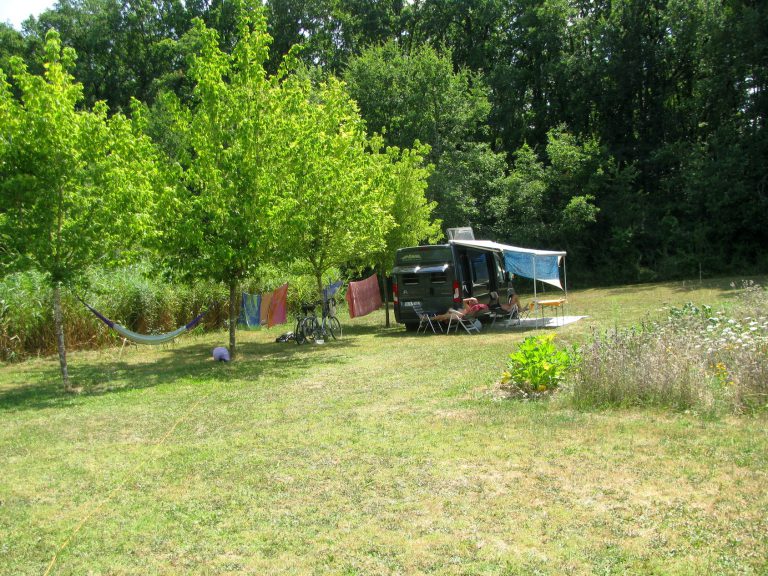 Naturistencamping Le Champ De Guiral staanplaats 768x576